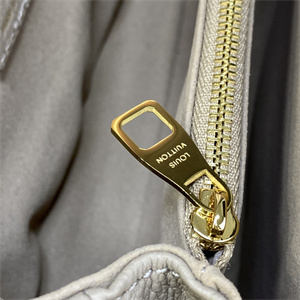 L.V Pochette Métis East West Monogram Empreinte M46596