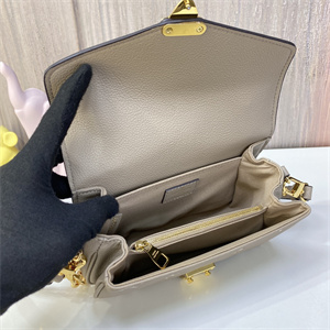 L.V Pochette Métis East West Monogram Empreinte M46596