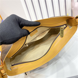 L.V Hudson GM Shoulder Bag Monogram Canvas M40045