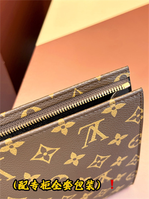 L.V Poche Toilette NM Monogram Canvas M46037