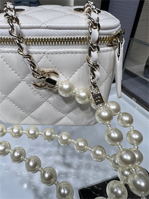 Cha.nel Vanity Case With Chain Lambskin Gold Tone Metal White AP2581