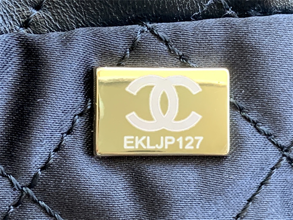 Cha.nel 22 Medium Handbag Shiny Calfskin Gold Tone Metal Black AS3261