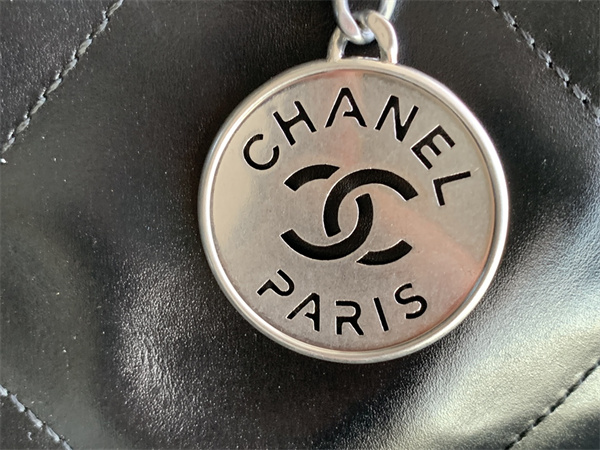 Cha.nel 22 Large Handbag Shiny Calfskin Silver Tone Metal Black AS3262