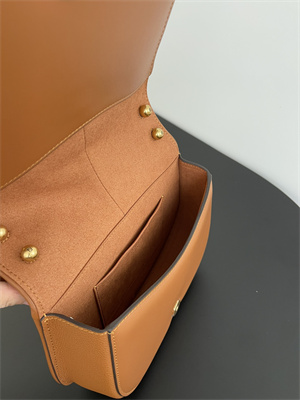 Fen.di C’mon Medium Brown Leather Bag