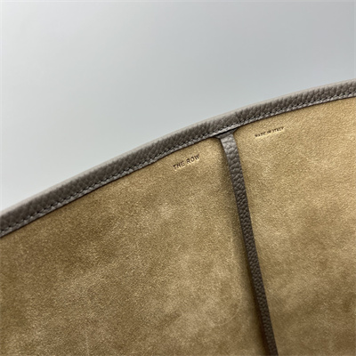 T*e R0w park n/s large tote bag grained calfskin taupe color