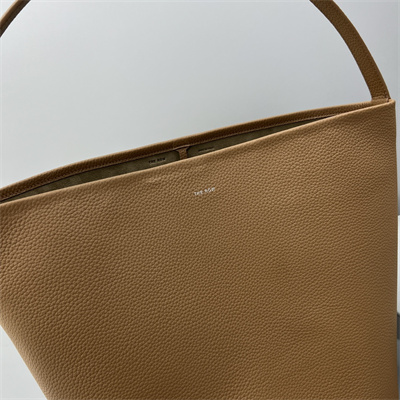 T*e R0w park n/s large tote bag grained calfskin brown color
