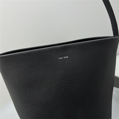 T*e R0w park n/s medium tote bag grained calfskin black color