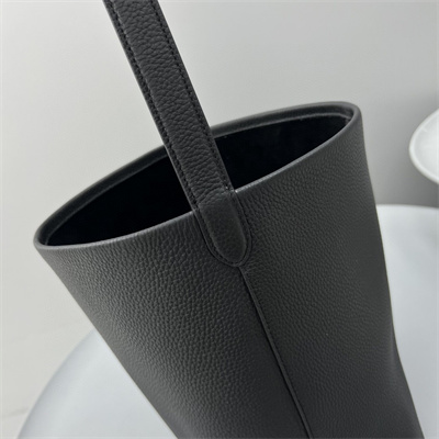 T*e R0w park n/s medium tote bag grained calfskin black color