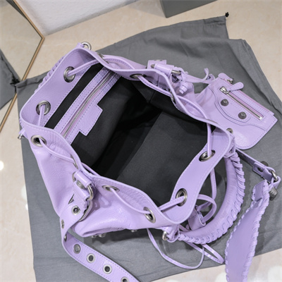 Women’s Le Cagole Small Bucket Bag In Arena Lambskin Purple Color