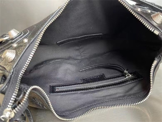 Women’s Le Cagole Small Shoulder Bag In Arena Lambskin Black Color