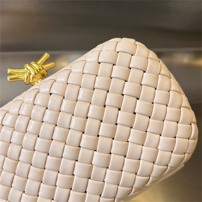 BV Knot Clutch In Lambskin Leather Cantaloup Color