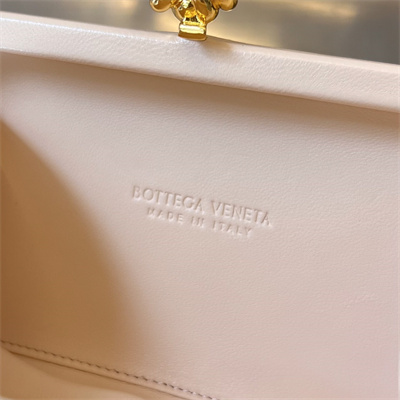 BV Knot Clutch In Lambskin Leather Cantaloup Color