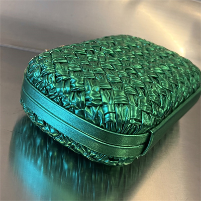 BV Knot Clutch In Calfskin Leather Wrinkled Green Color