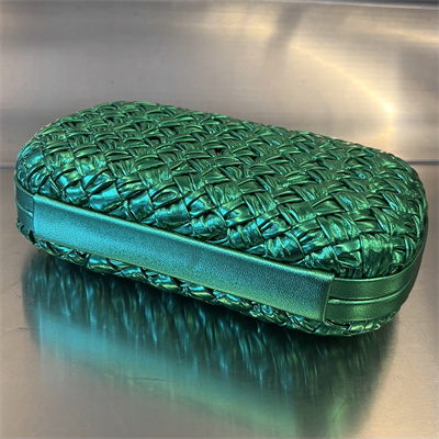 BV Knot Clutch In Calfskin Leather Wrinkled Green Color