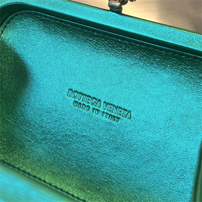 BV Knot Clutch In Calfskin Leather Wrinkled Green Color