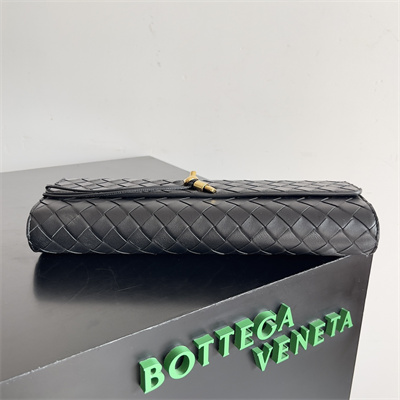 BV Long Clutch Andiamo With Handle In Lambskin Leather Black Color