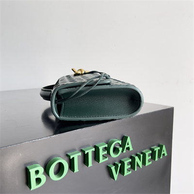 BV Long Clutch Andiamo With Handle In Lambskin Leather Emerald Green Color