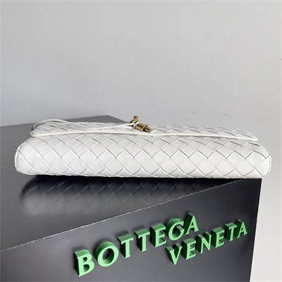 BV Long Clutch Andiamo With Handle In Lambskin Leather White Color
