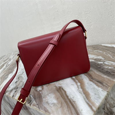Ce**e teen triomphe bag in shiny calfskin bordeaux color