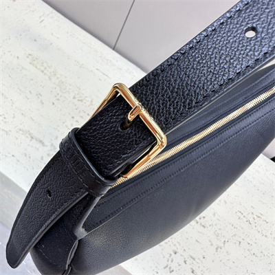 ce**e medium heloise bag cuir triomphe in S*pple calfskin black