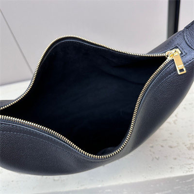 ce**e medium heloise bag cuir triomphe in S*pple calfskin black