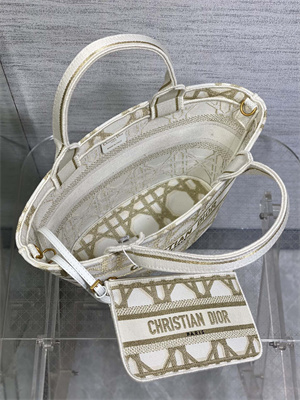 CD Hat Basket Bag Embroidery White and Gold Macrocannage Embroidery