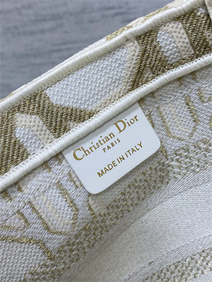 CD Hat Basket Bag Embroidery White and Gold Macrocannage Embroidery