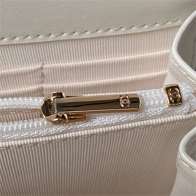 Cha.nel Clutch With Chain Shiny Crumpled Lambskin, Imitation Pearls & Gold-Tone Metal White AP3803