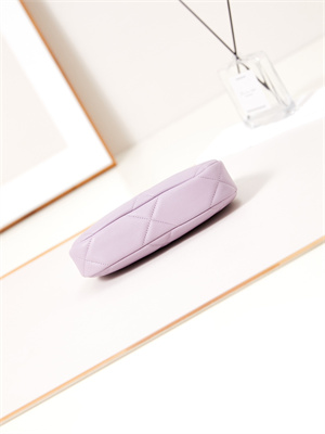 Ch*el 19 clutch with chain shiny lambskin, gold-tone, silver-tone & ruthenium-finish metal lilac ap3763