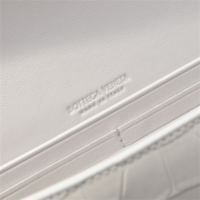 BV Long Clutch Andiamo With Handle In Crococile Leather White