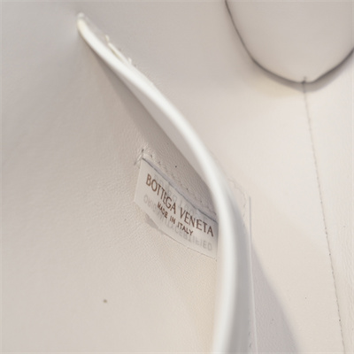 BV Long Clutch Andiamo With Handle In Crococile Leather White