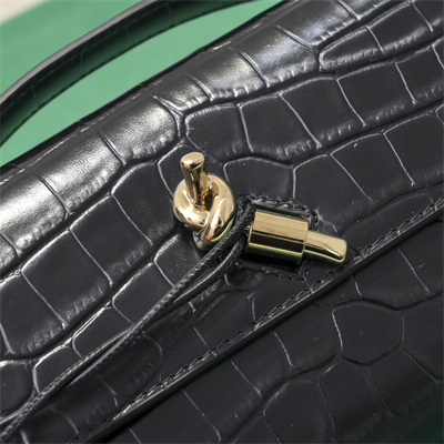 BV Long Clutch Andiamo With Handle In Crococile Leather Black