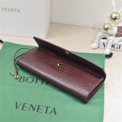 BV Long Clutch Andiamo With Handle In Crococile Leather Barolo