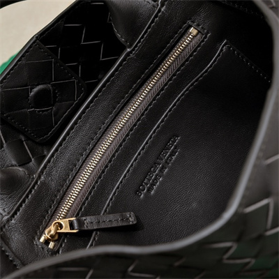 BV East West Andiamo Top handle bag Lambskin Leather Fondant