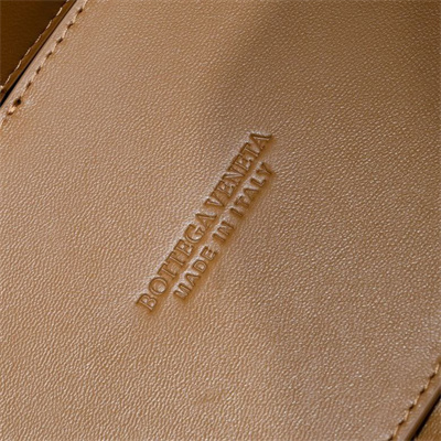 BV Medium Andiamo Top handle bag Lambskin Leather Brown