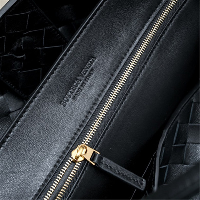 BV Large Andiamo Top handle bag Lambskin Leather Black