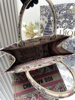 cd medium D*oriviera D*or book tote raffia with aquamarina toile de jouy sauvage embroidery pink