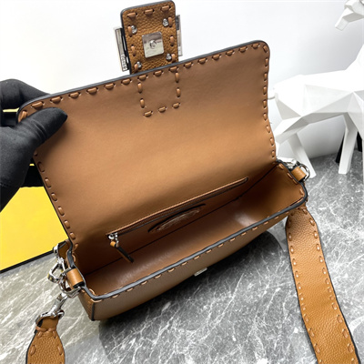 Fen.di BaguetteSelleria bag with 612 hand-sewn topstitches