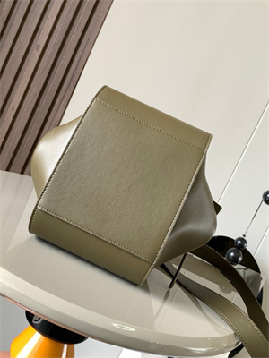 L0ew* compact hammock bag in classic calfskin