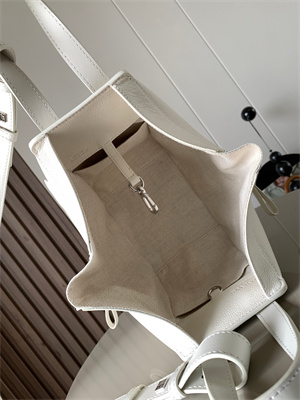 L0ew* compact hammock bag in soft grained calfskin