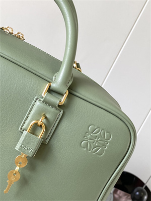 L0ew* amazona 28 bag in nappa calfskin green