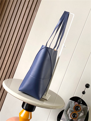 L0ew* medium puzzle fold tote in shinny calfskin anbyss blue