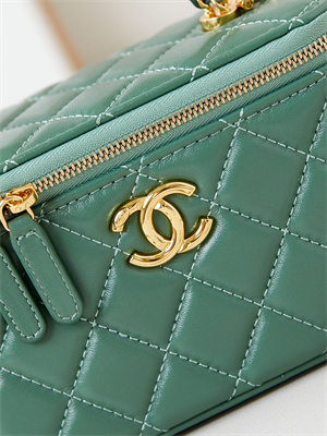 Cha.nel Clutch With Chain Shiny Lambskin & Gold-Tone Metal Green AP4168