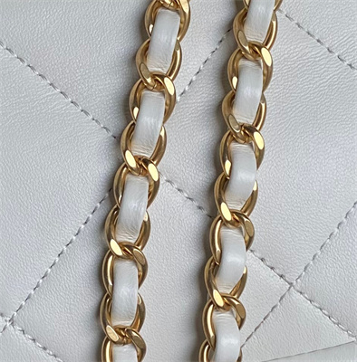 Cha.nel Clutch Lambskin Lt Grey AS5038