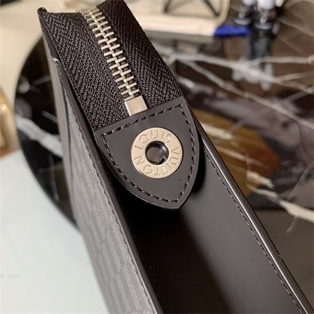 L.V Pochette Voyage MM Damier Graphite N41696