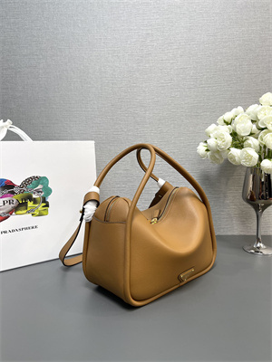 Pra*a darling leather handbag caramel color 1ba451