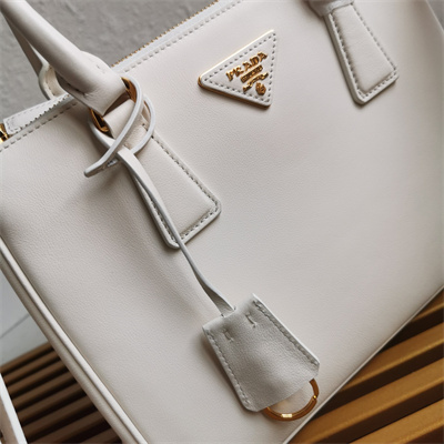 Pra*a medium galleria  leather bag white color 1ba863