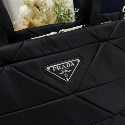 Pra*a medium re-nylon padded tote bag black 1bg380