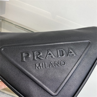 Pra*a triangle leather shoulder bag black color 1bh190