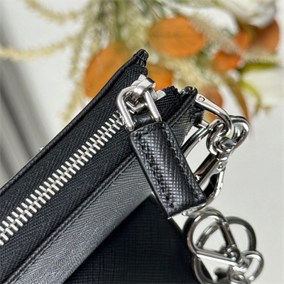 Pra*a saffiano leather key charm holder black color 1tt085